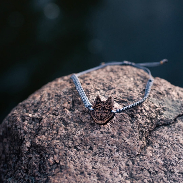 Drewniana bransoletka pleciona - Wilk