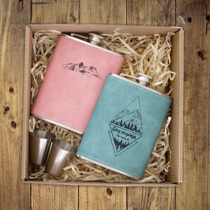 Zestaw prezentowy - 2 piersiówki w ekoskórze z kieliszkami