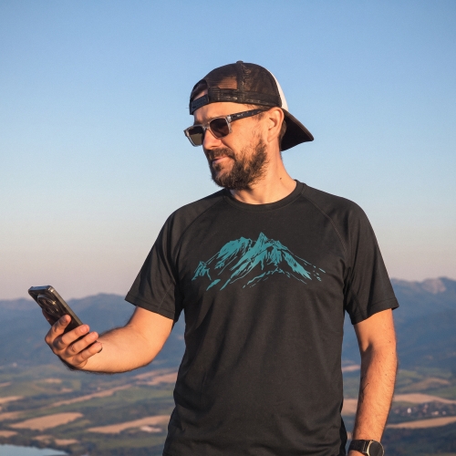 Koszulka trekkingowa szybkoschnąca - Górskie szczyty - CZARNA