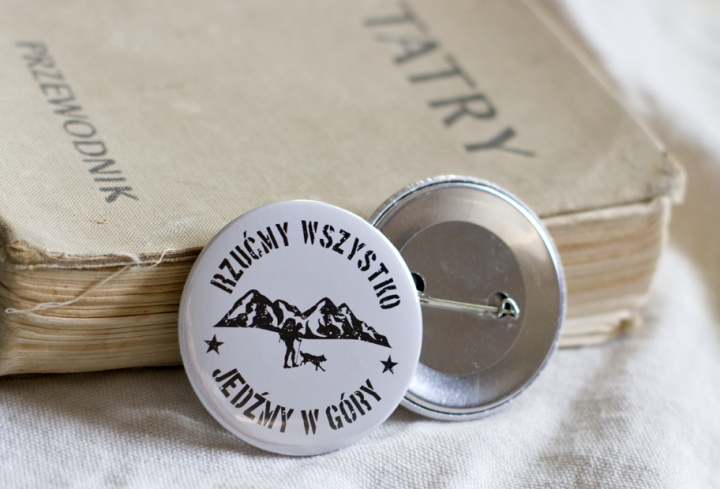 Przypinka metalowa - Rzućmy wszystko, jedźmy w góry.